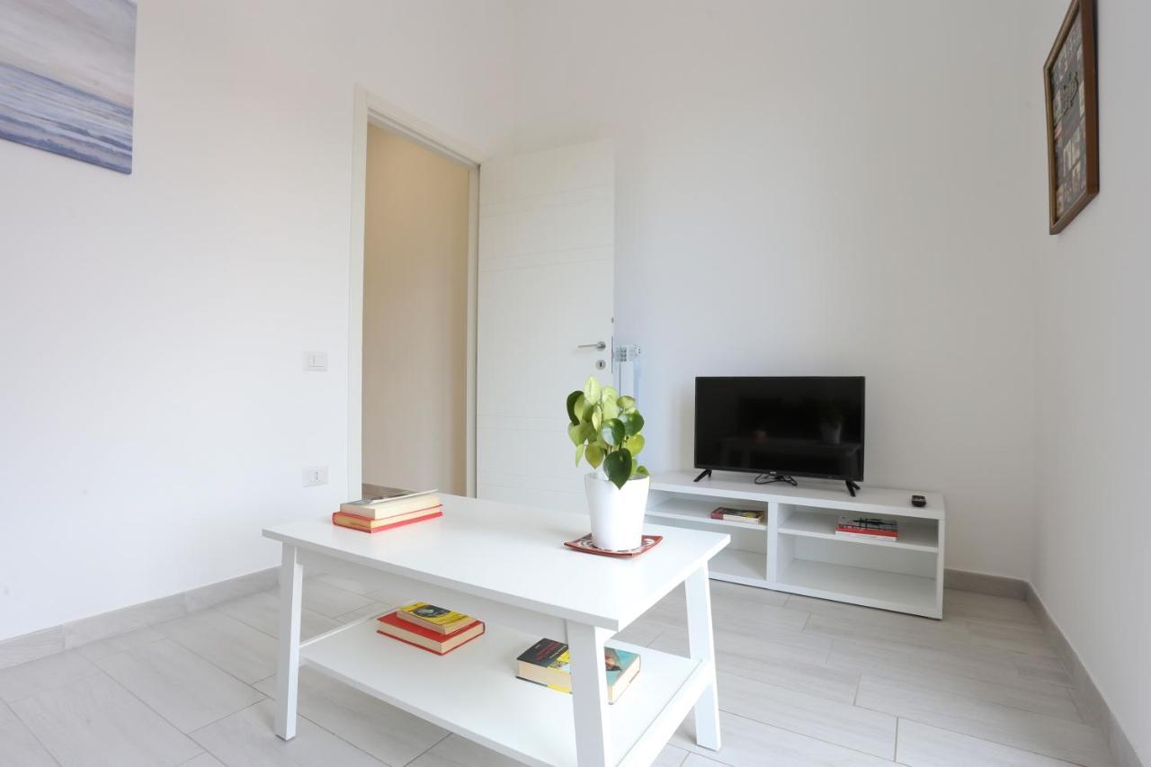Bright & Central Apartment Near The Station Salerno Esterno foto