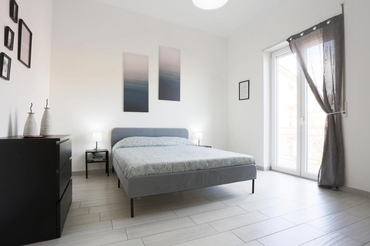 Bright & Central Apartment Near The Station Salerno Esterno foto